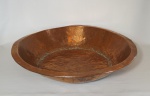 Antiga e grande bacia em cobre com bordas chapeadas, medindo 67 cm de diâmetro x 10 cm de altura.