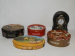 Cinco latas antigas de tamanhos, padronagens e modelos diferentes.