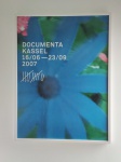 Poster da exposição: "Documenta Kassel - 16/06 a 23/09/2007". Moldura em madeira branca e vidro. 82 x 62cm.