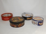 Quatro latas antigas de modelos, tamanhos e padrões diferentes, a maior mede 20 cm de diâmetro e 6 cm de altura.
