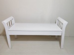 Namoradeira em madeira laqueada de branco. Necessita restauro na lateral. 60 x 115 x 40cm.