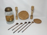 Dez itens diversos, 1 vidro para biscoito, medindo 24 cm de altura, tampa em metal dourado decorado com motivos de pato e flores; 2 pequenas peneiras, a maior medindo 19 cm x 16 cm; 2 maceradores de madeira, o maior mede 23 cm de altura e 5 colheres de pau, as três maiores medem 29 cm de comprimento.