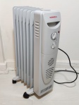 Aquecedor de ambientes à óleo Manufatura Mondial modelo A-04, 127V. Funcionando, porém usado e sem garantias.