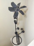 ZÉ PINTO (Francisco Magalhães Barbosa - 1925-2004) "Flor" Escultura em metal feita a partir de sucata. Alt. 130cm.
