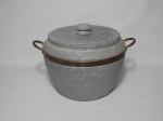 Panela em pedra sabão com cinta e alças em cobre. Alt. 24 x diam. 28cm.