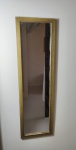 Espelho retangular, moldura de madeira. 99 x 29cm.