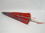 Sombrinha japonesa, estrutura de bambu forrada com tecido vermelho. Comp. 56 x diam. 25cm.
