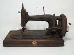 Antiga máquina de costura manual. Marca da Manufatura Original Cruzeiro, base de madeira. Com oxidação. 21 x 34 x 19cm.