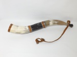 Berrante em chifre, guarnições de couro. Comp. 57cm.