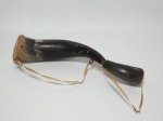 Polvarinho feito por aproveitamento de chifre de boi, guarnições de metal. Comp. 32cm.