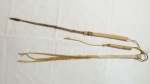 Três chicotes em couro cru sendo 2 com cabos de madeira e 1 com argola. Marcas de uso. Comp. do maior 80cm.