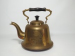 Bule para chá em cobre cinzelado com motivos orientais, pega da tampa e alça em baquelite. Alt. com alça 18cm.