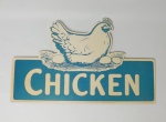 Placa em metal pintada com galinha no ninho e a inscrição Chicken. 23,5 x 39,5cm.