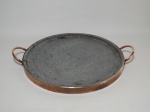 Forma de pizza, pedra sabão com cercadura e alças de cobre. Diam. 38cm.