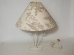 Abajur em metal pintado de branco, base redonda, haste em volutas. Cúpula branca e cinza decorada com figuras e paisagem. Alt. 48cm.