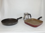 Três itens para uso em cozinha: Jarra para café em alumínio, frigideira revestida em teflon e 1 grill com revestimento em teflon. Todas com marcas de uso.