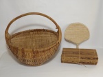 Três itens de palha: Cesta com alça. Alt. 20 x diam. 39cm; 1 ventarola. 16 x 24cm e 1 caixa de bambu com amarração em corda. 27 x 15cm.