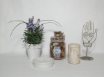 Cinco peças: 1 vaso em cerâmica com flores artificiais, 1 saboneteira de porcelana, 1 pote de vidro translúcido com flores perfumadas, 1 porta anéis em metal na forma de mão e 1 porta cotonetes em mármore bege Bahia. Alt. da maior 18cm.