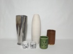 Seis peças: 1 vaso em porcelana portuguesa verde marcado no fundo Bordallo Pinheiro (Alt. 9cm), 1 vaso em alumínio polido (Alt. 27cm), 1 vaso cilíndrico em cerâmica branca (Alt. 28cm), 1 vaso em cerâmica vitrificada assinado Mange 7/7/70 (Alt. 13cm) e 2 porta velas em porcelana pintada à mão com motivos florais.