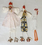 ARTESANATO - Três puxa-sacos em tecido representando 2 galos e 1 galinha. Marcas de uso. Comp. da maior 80cm.