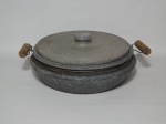 Panela baixa para moqueca capixaba, pedra sabão, alças em madeira. Bem conservada. Alt. 10 x diam. 29cm.