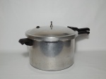 Panela de pressão Manufatura Rochedo, capacidade 7,5L. Falta a vávula. Alt. 28 x diam. 17cm.