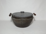 Panela alta de pedra sabão. Sinais de uso. Alt. 18 x diam. 29cm.
