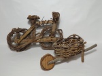 ARTE POPULAR - Duas peças miniaturas feitas com gravetos sendo 1 bicicleta e 1 carrinho de mão. Alt. 30 x comp. 44cm e 40 x 15cm.