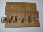 Três peças em palha: 2 tapetes (90 x 46cm cada) e apoio para pratos quentes em filetes de bambu amarrados com palha natural. (100 x 18cm).