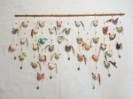Móbile decorado com galinhas e tecidos diversos. Varão de madeira. Comp. 90cm.
