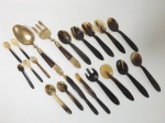 Par de talheres para salada em metal amarelo, cabo moldado com figura de Buda tailandês. a) Dezoito talheres em chifre: 8 colheres para sopa, 2 para sobremesa, 5 para café, 2 facas com serra e 1 garfo. Marcas de uso.