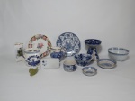 Onze itens de materiais, modelos e procedências diversas, sendo 3 bowls de origem oriental, o maior medindo 12 cm de diâmetro x 6 cm de altura; 1 bowl de porcelana de Monte Sião; 1 pote em porcelana para mel de origem holandesa (falta a tampa); 1 paliteiro em porcelana; 1 porta vela em porcelana decorado nos tons de azul (consta bicados); 1 vasinho em cerâmica decorado nos tons de azule branco; 1 pires em porcelana paragon decorado com hortênsias; 1 bowl em porcelana azul e branco e 1 prato em porcelana decorado nas cores azul e branco como recordação de Santiago de Compostela.