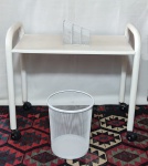 Duas peças aramadas (cesto e porta lápis) e 1 carrinho auxiliar em ferro, patinados de branco. Carrinho 58 x 36 x  66 cm. Alt. cesto 27 x  23 cm de diâmetro.