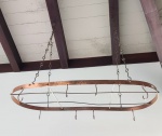 Suporte para panelas em cobre com correntes em ferro, no formato oval, com 2 travessas cruzadas, medindo com a corrente 68 cm de altura x 80 cm de comprimento x 36 cm de largura.