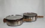 Dois recipientes em aço inox, com cabos em madeira, usado com brasa, para manter pratos quentes. 13 x 30 cm. (Com marcas de uso).