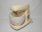 Batedeira da marca ARNO, na cor branca, modelo PLANETÁRIA, FUNCIONANDO, porém sem garantia. Alimentação 127 Volts, 280 W.