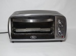 Forno da marca OSTER, na cor preta, FUNCIONANDO, porém sem garantia. Alimentação 127 V.