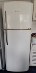 Geladeira da marca BOSCH, FROST FREE, DUPLEX, na cor branca, FUNCIONANDO, porém sem garantia.  (apresenta pequena marca de ferrugem)