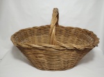 Grande cesta em palha, com alça, medindo 64 cm de comprimento x 40 cm de largura x 26 cm de altura, no formato oval.