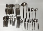 Conjunto de 94 talheres, sendo: 22 garfos grandes, 12 garfos de sobremesa, 5 colheres para sopa, 7 colheres para sobremesa, 11 facas grandes, 11 facas para sobremesa, 12 facas para peixe, 2 conchas sendo 1 grande e 1 pequena, 1 faca com serra, 1 par de talheres para salada, 9 colheres para café.