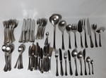 Conjunto de 67 talheres,  11 garfos grandes, 10 facas grandes, 6 colheres para sopa, 11 garfos para sobremesa, 9 facas para sobremesa, 6 colheres para sobremesa, 4 colheres para chá, 1 par de colheres para salada, 1 concha para molho, 1 concha grande, 1 garfo para pudim, 1 espátula para bolo, 1 colher para arroz, 1 colher para açúcar, 1 par de talher trinchante.