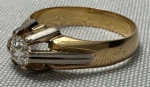 Anel, dito solitário em ouro 18k (sem contraste) com brilhante central e detalhes em ouro branco. Ar