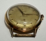 Antigo relógio da marca Cyma em ouro 18 k e número de série.  3,9 x 3,5 cm. Peso total bruto - 25,2