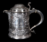 Rara e excepcional jarra com tampa para cidra em prata Inglesa repuxada e cinzelada ornamentado por