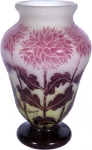 DEGUÉ  Grande vaso em pasta de vidro do período Art-Deco decorado com grandes pés de crisântemos