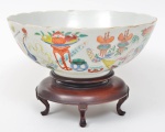 JIAQING (1760 - 1820) Grande bowl em porcelana chinesa da dinastia Manchu. Peça esmaltada com flores