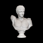 Escultura de mármore Carrara elegantemente lavrada no formato de busto em representação de Apolo, ao