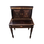 Bureau de dame elegantemente lavrado em madeira ebanizada, ao estilo das peças Boulle do período r