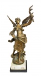 MAGNÍFICA ESCULTURA EM BRONZE COM BASE EM MÁRMORE E GRANITO REPRESENTANDO NICE A DEUSA DA VITÓRIA. M