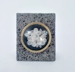 Peso de papel de origem Portuguesa produzido em bloco de rocha vulcânica natural, com camafeu produzido a mão com escamas de peixe formando flores. Selado na base, em perfeito estado, 8 cm de altura, 7 cm de largura e camafeu protegido por anteparo de vidro com 5 cm de diâmetro.